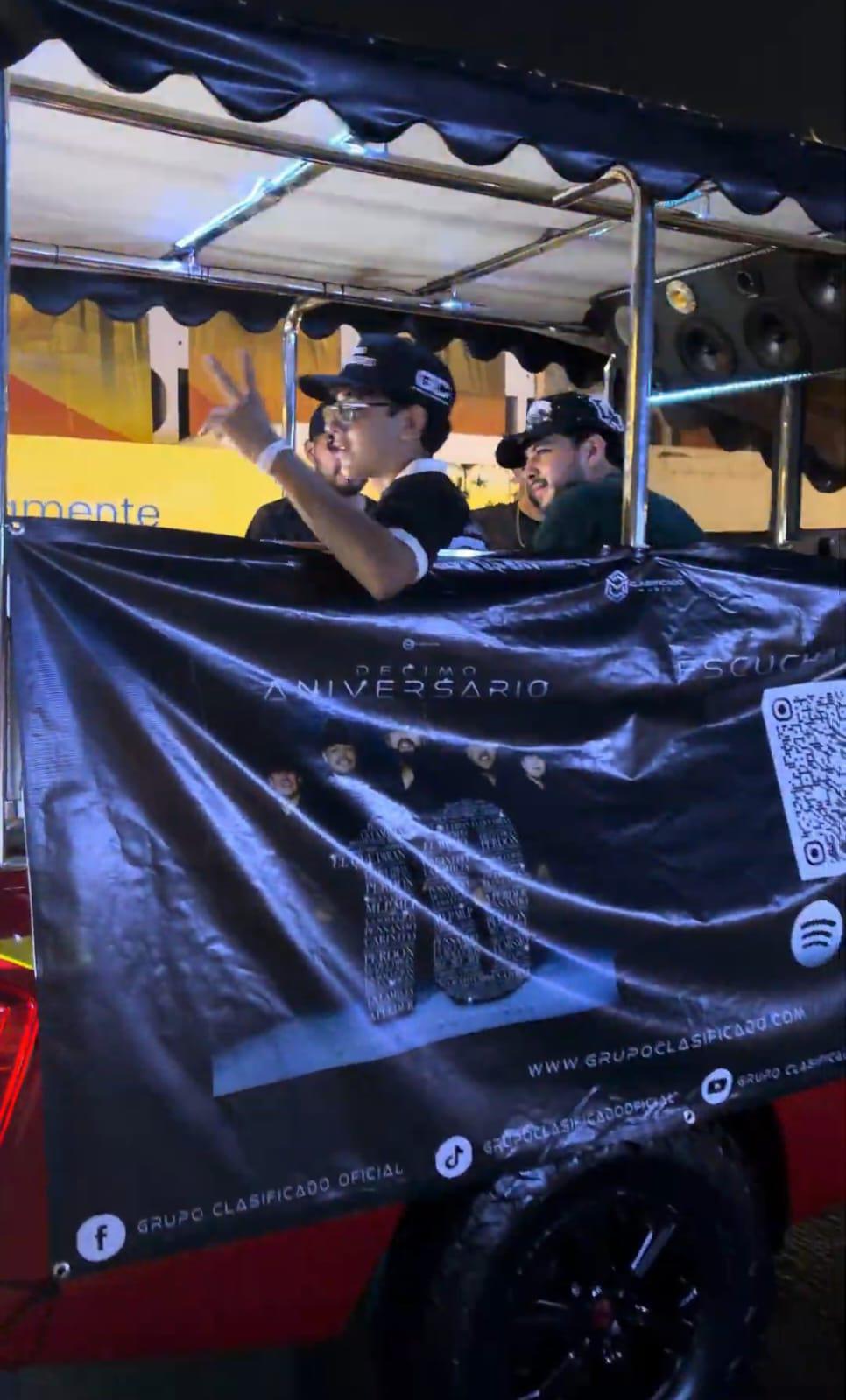 $!Los integrantes de Grupo Clasificado convivieron con sus seguidores durante el recorrido por el paseo costero.