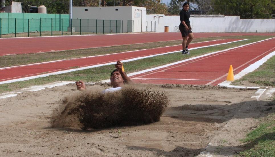 $!Vuelan bachilleres en la pista de la Unidad Benito Juárez
