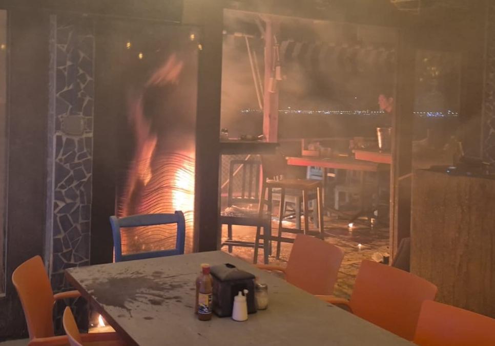 $!Movilización por conato de incendio en un restaurante de Playa Norte