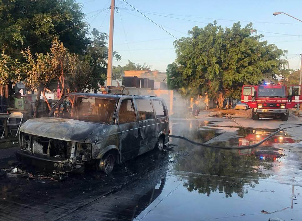 $!Se incendia camioneta estacionada en Santa Fe en Mazatlán