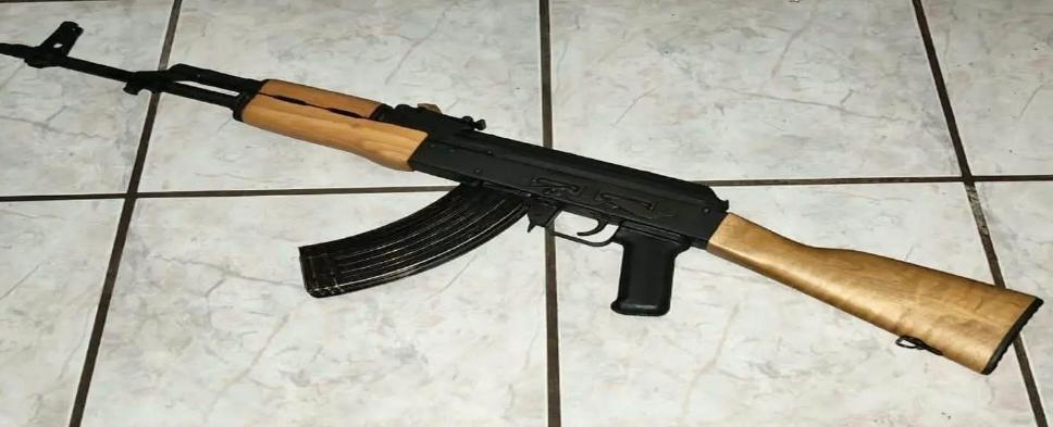 $!Detienen a tres y decomisan dos AK-47 y 90 cartuchos en operativo de la FEMDO en Los Mochis