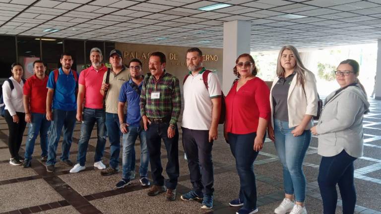 Un grupo de profesores de telebachillerato acuden al Palacio de Gobierno a exigir basificación y mejores prestaciones.