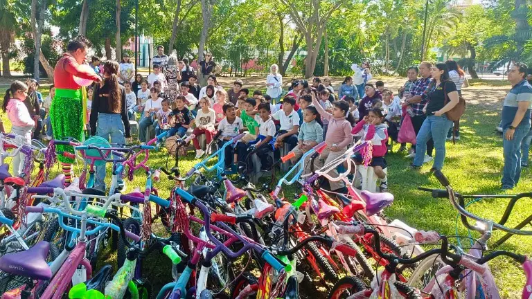 Niñas y niños de comunidades y colonias vulnerables participaron en una posada navideña en el Gran Acuario Mazatlán, en la que también ganaron bicicletas.