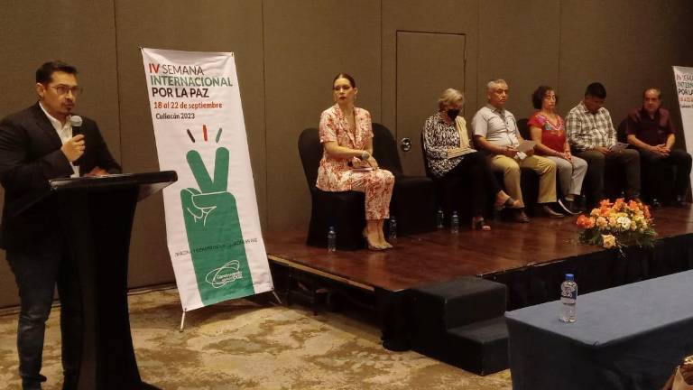 Activistas y funcionarios participaron en conversatorio ‘Educación y cultura para la paz’.