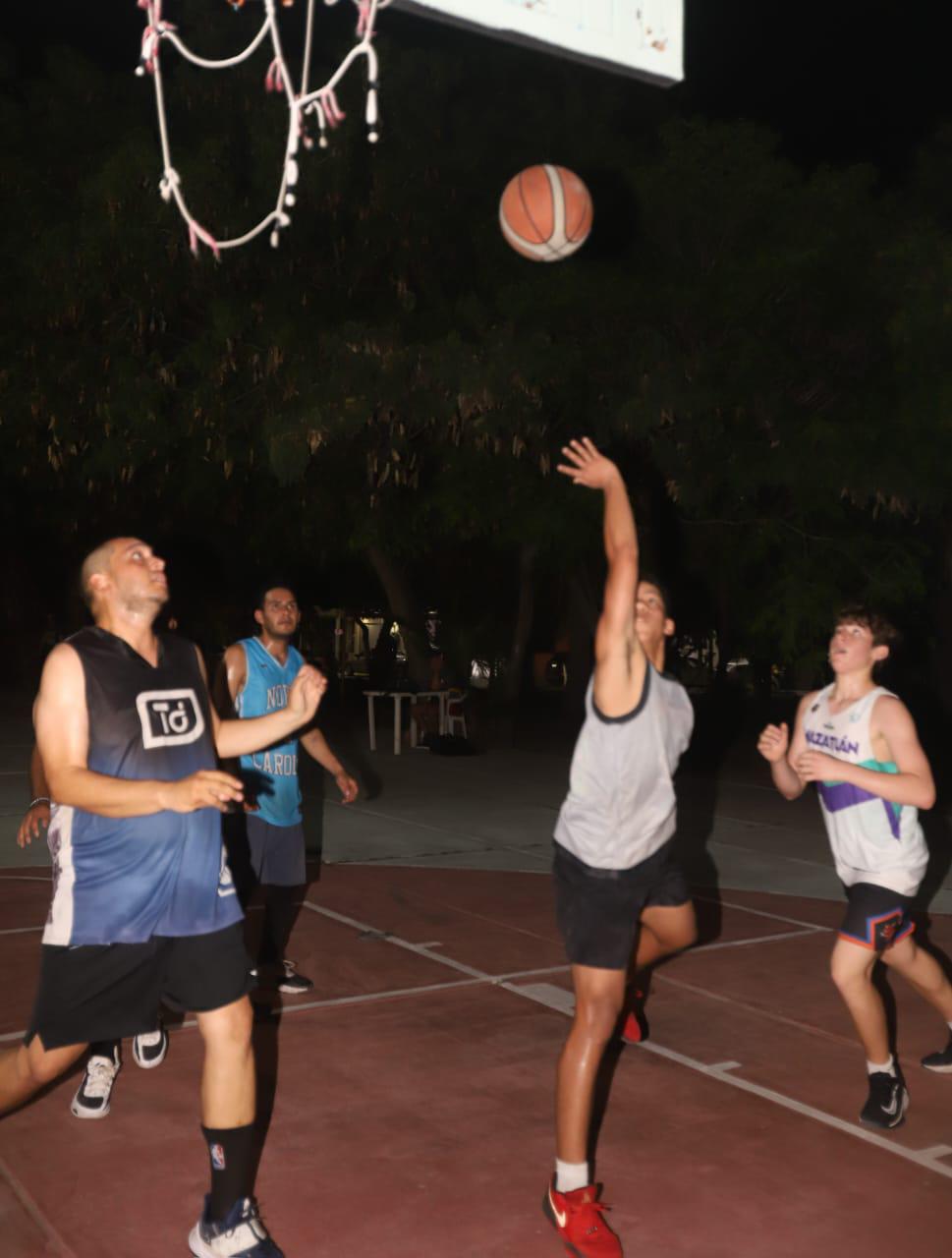 $!Huskys resuelve reñido partido en Liga de Básquetbol Golden