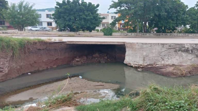 Un enorme socavón presenta la Avenida del Sol, ubicada entre los fraccionamiento La Foresta y San Fernando.