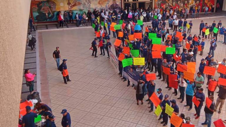 Protesta de policías jubilados en la explanada de Palacio de Gobierno de Sinaloa.