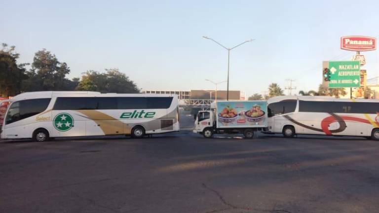 Diversos autobuses habrían sido tomados por el crimen organizado para realizar bloqueos en vialidades de Culiacán.