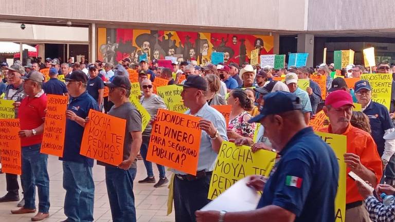 Policías municipales jubilados buscan que se les homologue el salario de acuerdo a la ley.