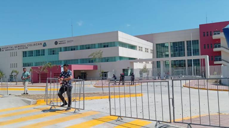 Celebra AMLO reunión privada en el Hospital General de Culiacán que aún no funciona