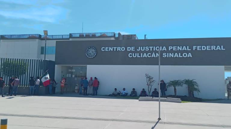 Tras haber sido detenido en Chihuahua y trasladado a Culiacán, Baltazar Valdez enfrentó una audiencia inicial este jueves. El productor podrá llevar su proceso en libertad.
