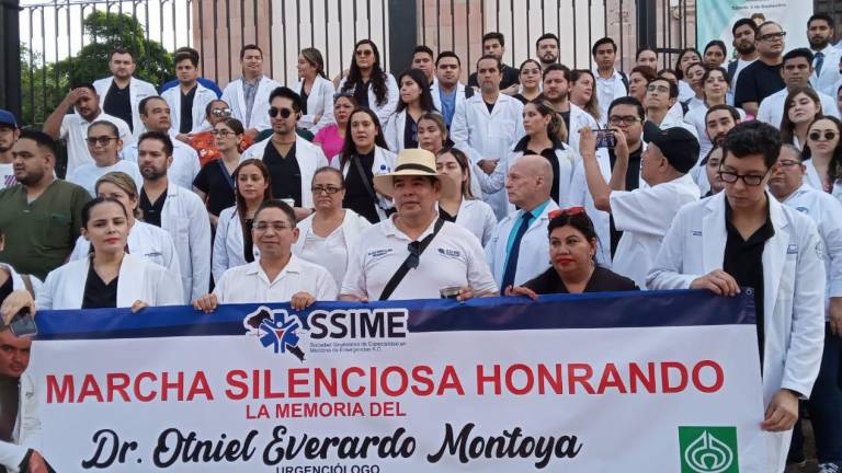 Marchan en silencio por Otniel, médico fallecido en atentado a clínica de Culiacán