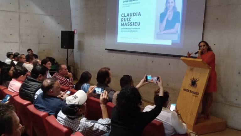 La Senadora Claudia Ruiz Massieu Salinas, en la conferencia “Retos y oportunidades del T-Mec”.