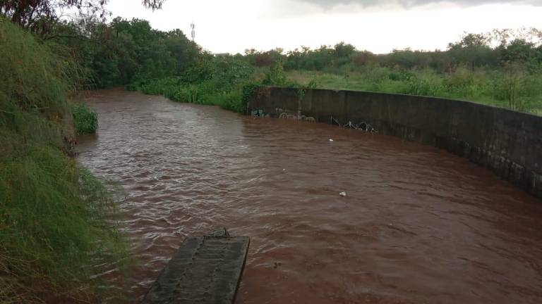 En los canales de Culiacán se ha acumulado entre un 60 y un 80 por ciento de agua de lluvia, de acuerdo a Protección Civil municipal.