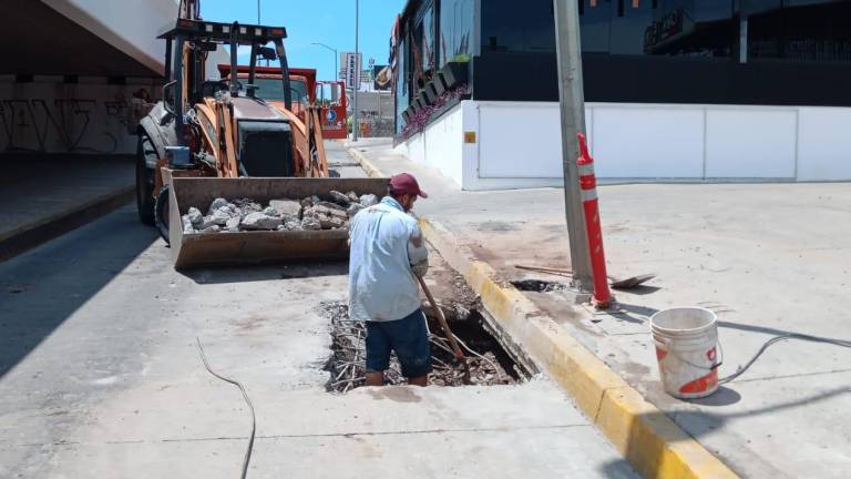 Trabajadores de la Japac repararan este domingo el socavón reabierto en la Prolongación Álvaro Obregón.