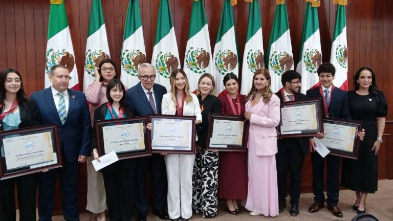 En el Congreso de Sinaloa entrega reconocimientos al Premio al Mérito Juvenil.