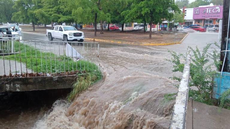 En Culiacán se registraron precipitaciones fuertes con descargas eléctricas desde las 15:00 horas.
