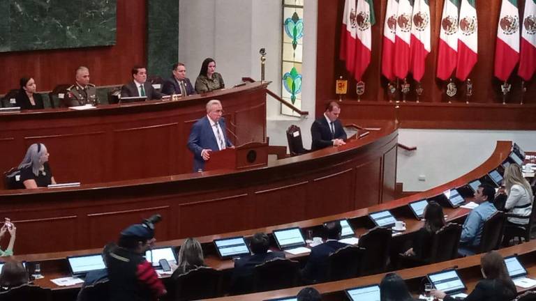 Ceremonia de inscripción en letras de oro en el Congreso de Sinaloa de “2023, año del Bicentenario del Heróico Colegio Militar”.