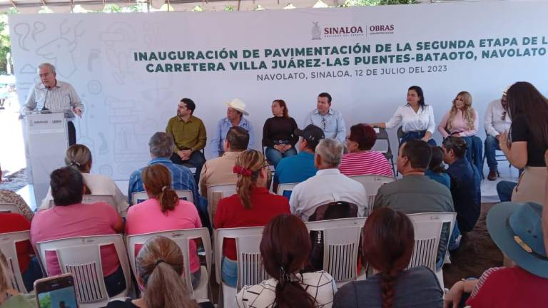 Autoridades estatales y municipales inauguran la segunda etapa de la carretera Villa Juárez-Las Puentes-Bataoto, en Navolato.