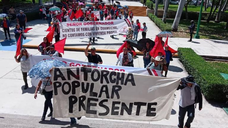 Integrantes del Movimiento Antorchista se manifiestan en el Palacio de Gobierno, en Culiacán.