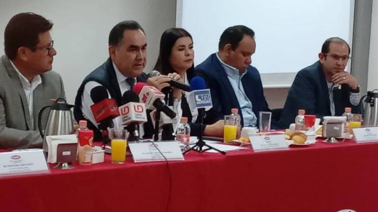 El Rector de la UAS Jesús Madueña Molina sostiene un encuentro con integrantes de la CMIC Culiacán.