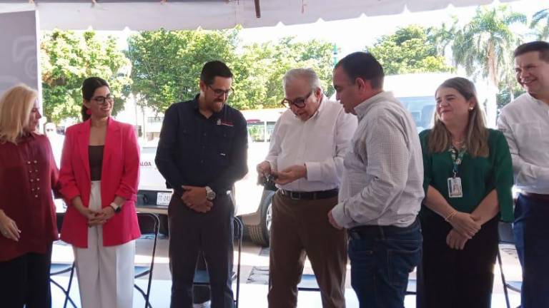 El Gobierno de Sinaloa entregó 22 nuevas unidades para el combate al dengue.