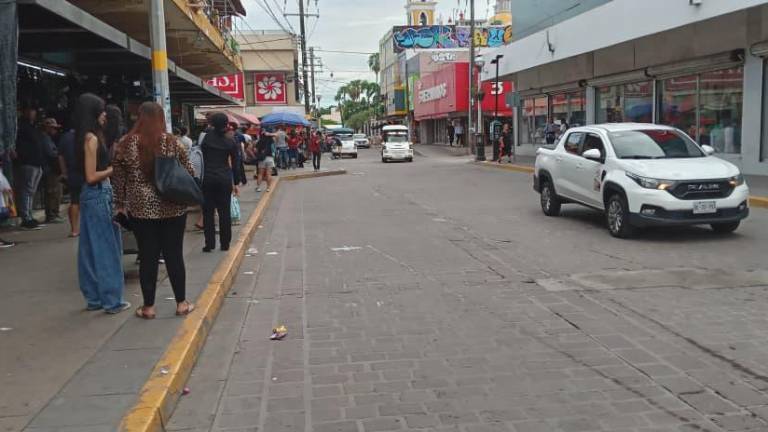 Hasta una hora duraron esperando transporte público este sábado algunos usuarios en Mazatlán, ante la escasez de unidades.