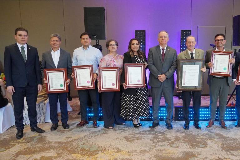 Reconoce trayectoria de sus docentes en el Día del Maestro