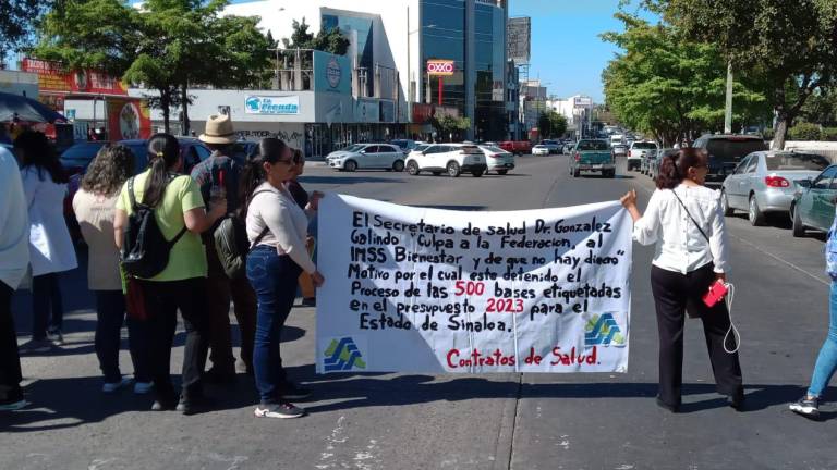 Trabajadores de la Secretaría de Salud en Sinaloa se manifiestan en Culiacán exigiendo la basificación.