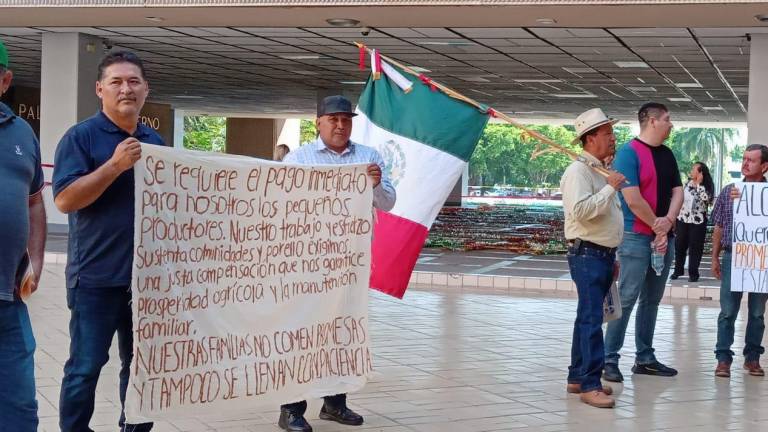 Productores agrícolas de Sinaloa se manifiestan en Palacio de Gobierno exigiendo el pago de la comercialización de su maíz.