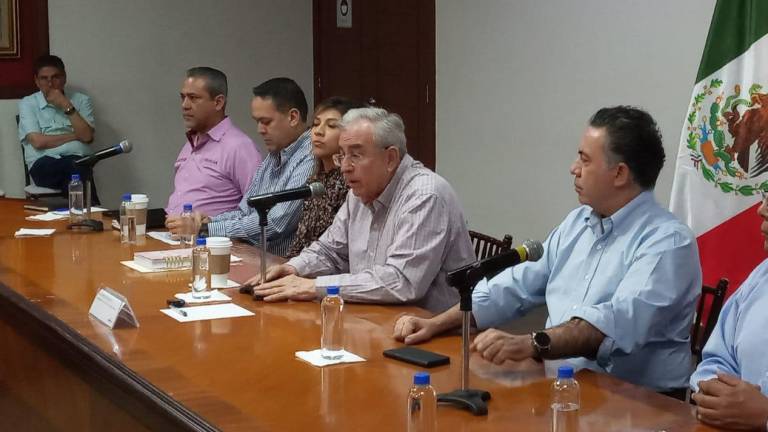 El Gobernador Rubén Rocha Moya pide a los agricultores liberar las instalaciones del aeropuerto de Culiacán para sostener encuentro con ellos.