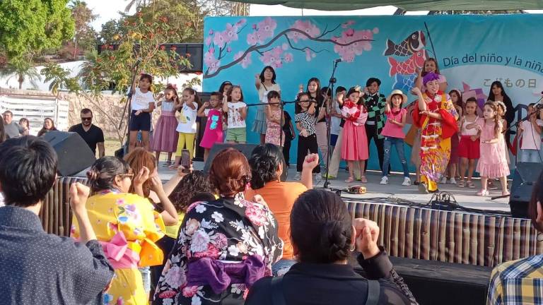 Además de un gran ambiente, alegre y entusiasta, hubo talleres donde los pequeños pudieron hacer actividades desde origami, bonsai, aikido (arte marcial), así como pintar o colorear.