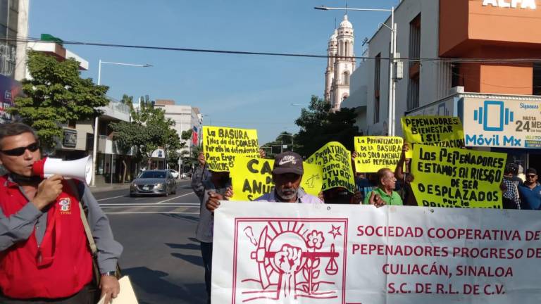 Pepenadores de Culiacán protestan contra posible privatización del basurón