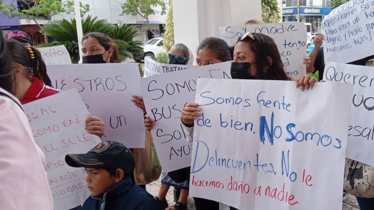 Personas de una invasión acuden al Palacio Municipal de Culiacán para demandar a las autoridades apoyos y seguridad.