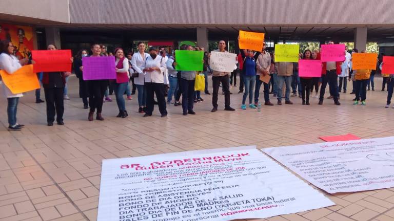 Trabajadores de la Secretaría de Salud se manifiestan en Palacio de Gobierno reclamando derechos a las autoridades de Sinaloa.
