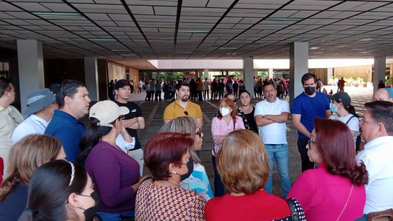 Afectados por Inverplux se manifestaron en Palacio de Gobierno, en Culiacán.