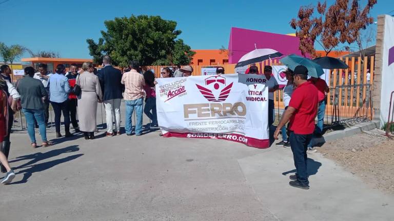 Interceptan manifestantes del Frente Ferrocarrilero a AMLO en el CRIT en Mazatlán