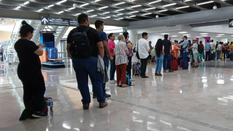 Usuarios de Aeroméxico comenzaron a llegar al Aeropuerto de Culiacán en cuento se abrieron las puertas del recinto.