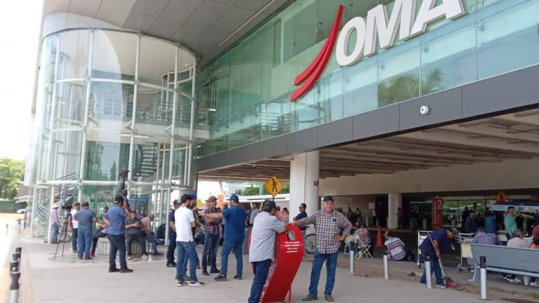 Productores agrícolas mantienen tomado el Aeropuerto de Culiacán desde el mediodía del martes.