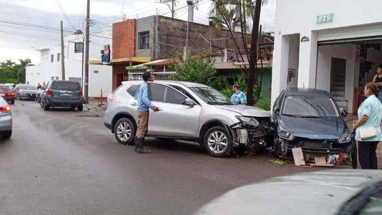 La lluvia intensa registrada este viernes en Culiacán ocasionó que las calles se convirtieran en arroyos y arrastrara vehículos.