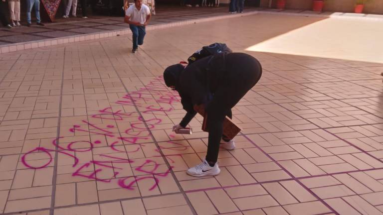 Durante las manifestaciones del viernes, colectivos hicieron pintas en el Palacio de Gobierno.