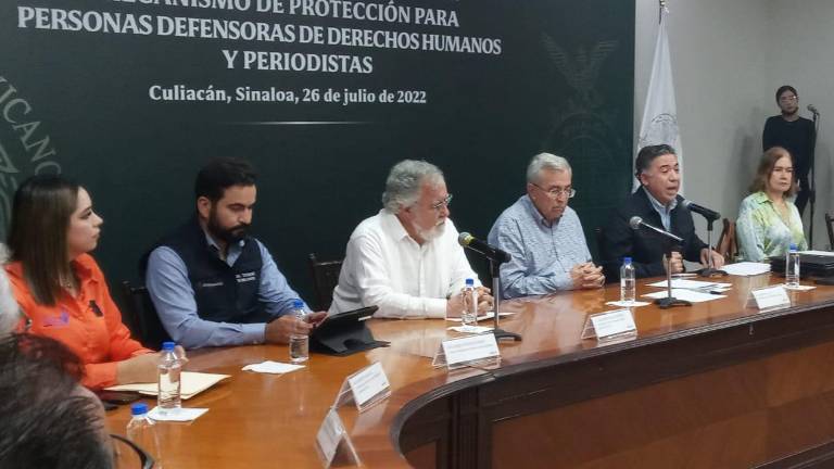 Los funcionarios en el momento de la firma.