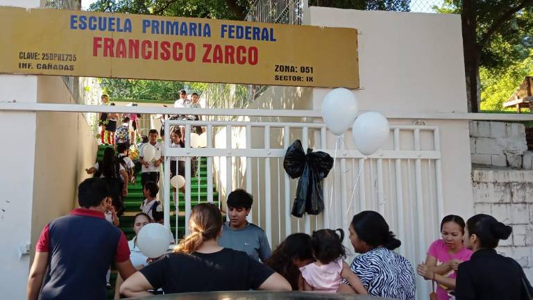 En el homenaje, docentes, estudiantes y familiares se reunieron con globos blancos y velas para recordar al menor.