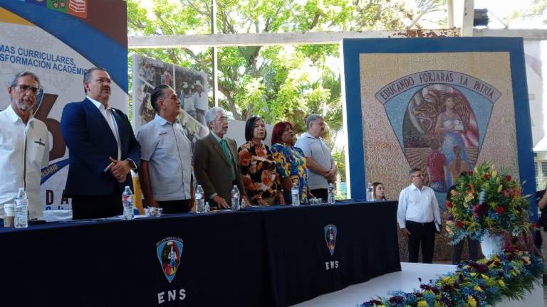 Autoridades educativas y de la Escuela Normal de Sinaloa conmemoran los 76 años desde la fundación de esta última institución.