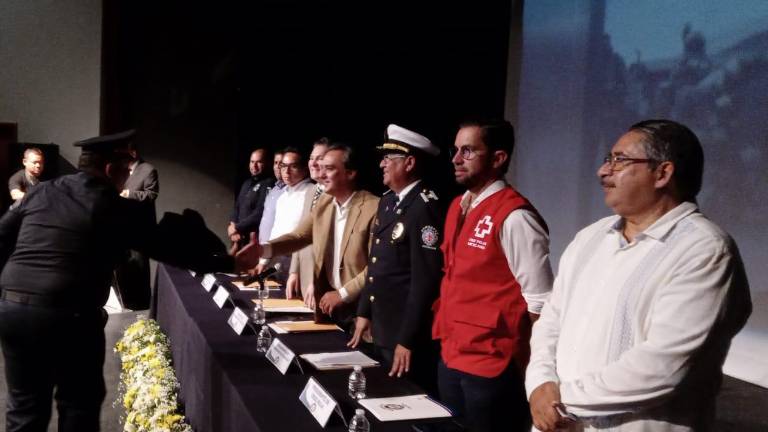 Con desfile, una ceremonia religiosa y una entrega de reconocimientos a los elementos destacados, se celebró en Culiacán el Día Nacional del Bombero.