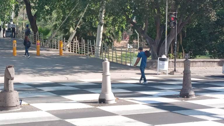 La Secretaría de Obras y Servicios Públicos instaló cuatro piezas de ajedrez en el cruce peatonal del Paseo Niños Héroes y avenida José María Morelos.