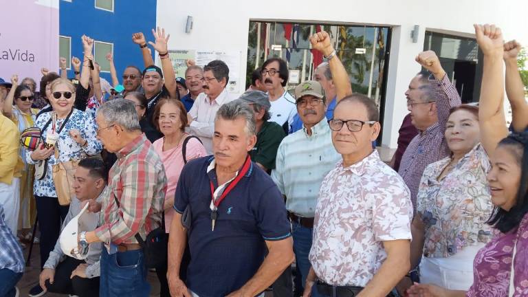 Personal activo y jubilado de la UAS en una protesta en Rectoría.