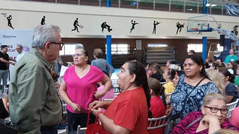 El Gobernador Rubén Rocha Moya dialoga con mujeres en Culiacán.