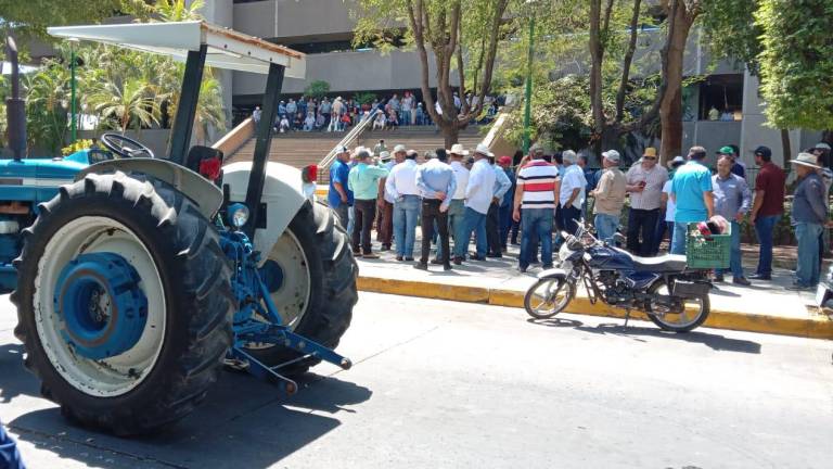 Cientos de productores se manifiestan este martes frente al Palacio de Gobierno en Culiacán.
