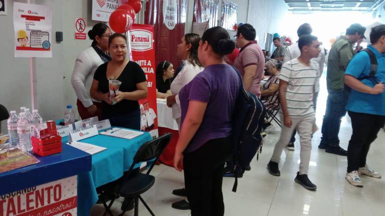 Ofrecen oportunidades de empleo en feria en Culiacán